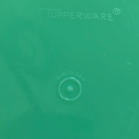Tupperware jade green Chhese Vegetable Slaw Grater Bowl. #786-9Great cond-sharp! - Picture 4 of 5